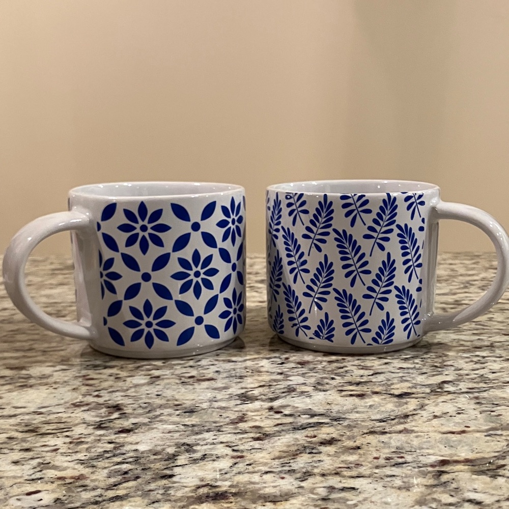 Set of 2 Blue and White Ceramic Mugs Floral and Leaf Pattern 14 oz